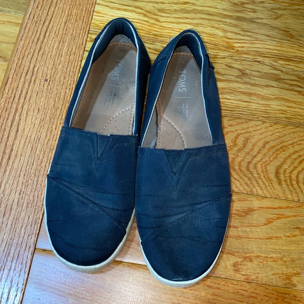 Tom’s flat loafers. Size 8. Good condition